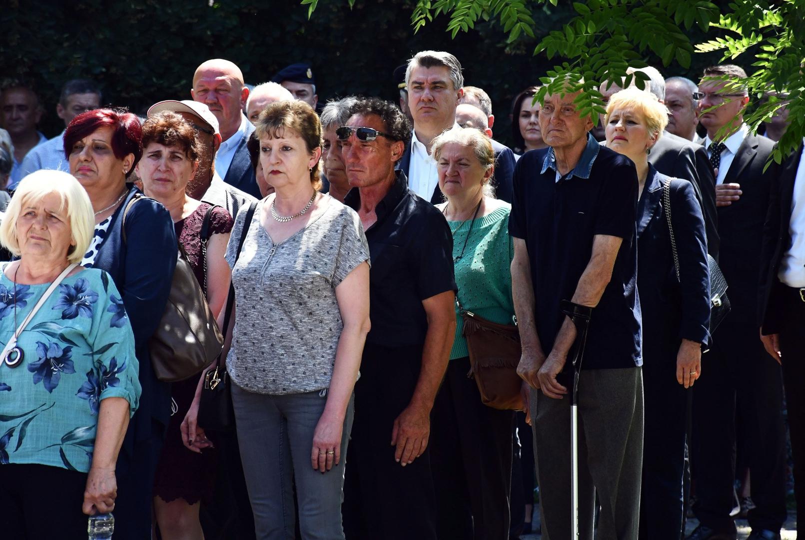 19.06.2021., Slavonski Brod - Ispred spomenika "Prekinuto djetinjstvo" obiljezen je 19. Susret sjecanja na poginulu djecu u Domovinskom ratu "Mali kriz-velika zrtva", koje je i ove godine organizirala Zajednica udruga hrvatskih civilnih stradalnika iz Domovinskog rata Hrvatske i Ministarstvo hrvatskih branitelja. Photo: Ivica Galovic/PIXSELL
