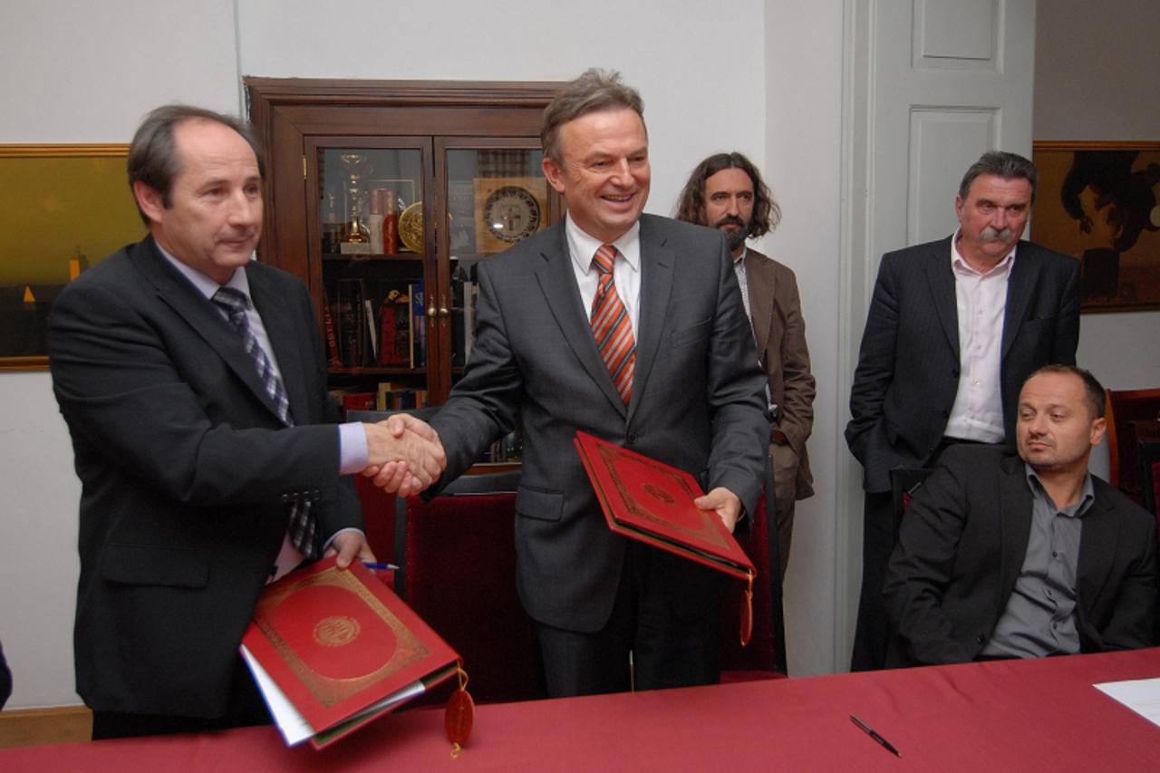 '27.09.2010. Gradska vijecnica, Varazdin, Potpisivanje ugovora o gardnji podzemne garaze na Kapucinskom trgu, ugovore potpisali direktor tvrtke Crtorad Tomislav Jezovita i direktor tvrtke Zagorje Tehn