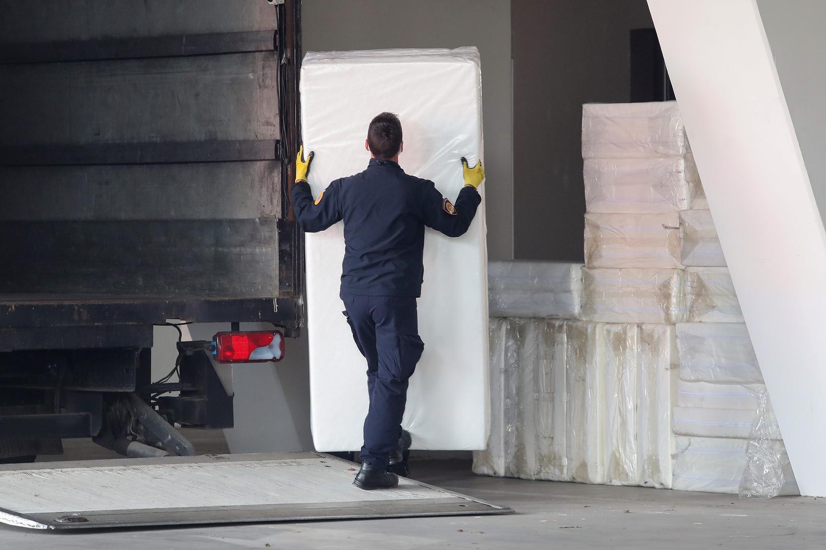 26.10.2020., Zagreb – Članovi civilne zaštite danas postavljaju krevete za oboljele u dvorani Arene Zagreb. Foto: Luka Stanzl/PIXSELL