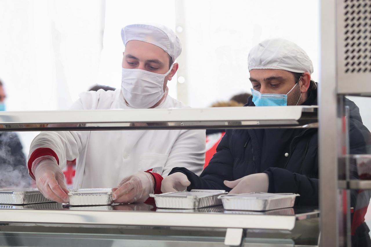 Djelatnici tvrtke Pleter gradjanima hranu dijele na novoj lokaciji u Petrinji