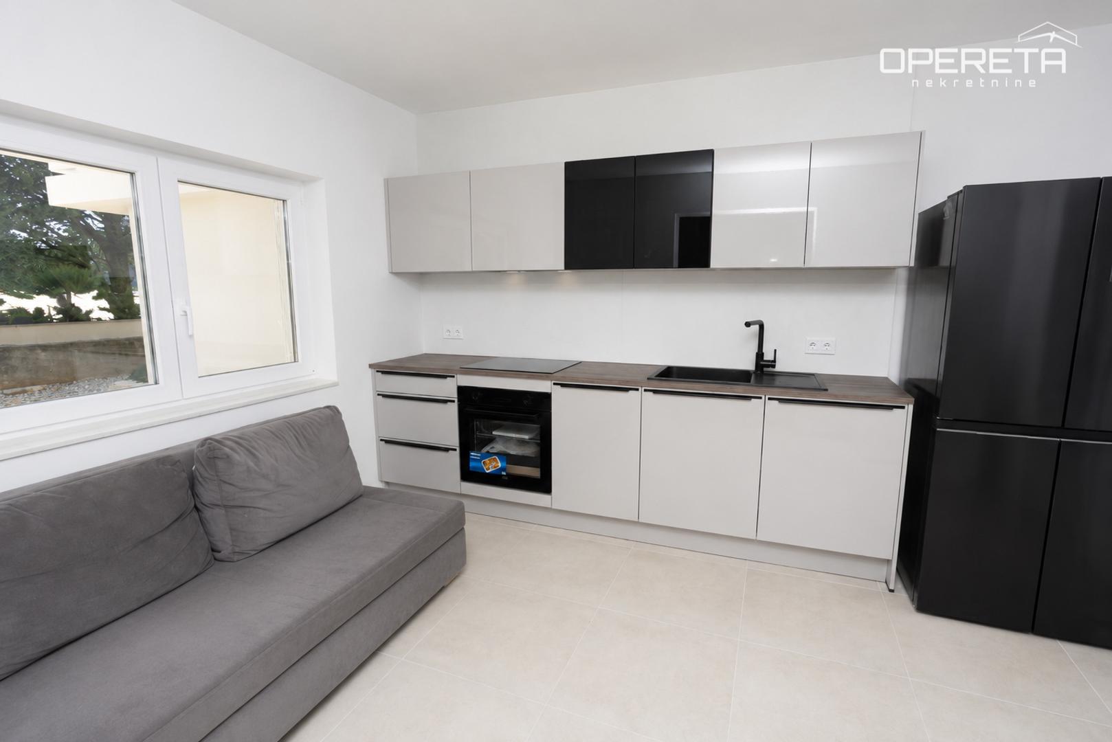 Renovirana zgrada opremljena je novim instalacijama, stolarijom, keramikom i kupaonicama, a budućem vlasniku preostaje dovršiti dio interijera prema vlastitim željama. 