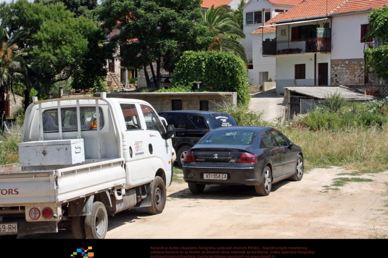 '02.07.2011., Hvar, Jelsa  - U zaseoku Vrisnik dogodila se tragedija za cijelo mjesto i obitelj Novoselnik, u cetvrtak navecer pronasli su mrtvog Domagoja Novoselnika (32) s nozem u prsima. .Policija 