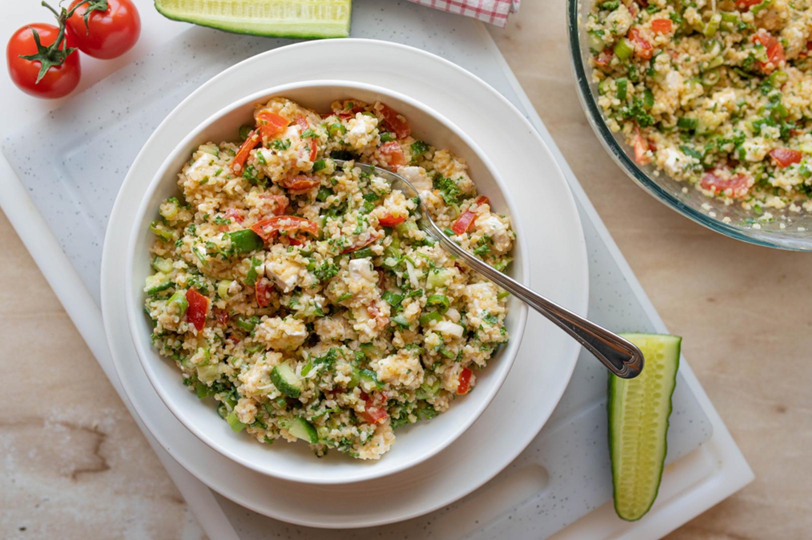 Salata od bulgura, povrća i fete: Bulgur je zahvalna žitarica jer se brzo priprema i odlično upija okuse začina i preljeva. U ljetnoj verziji može se pomiješati s rajčicom, krastavcima, paprikom, mladim lukom, mentom, peršinom i kockicama feta sira. Rezultat je svježa, mirisna i zasitna salata koja podsjeća na mediteranske i bliskoistočne okuse.