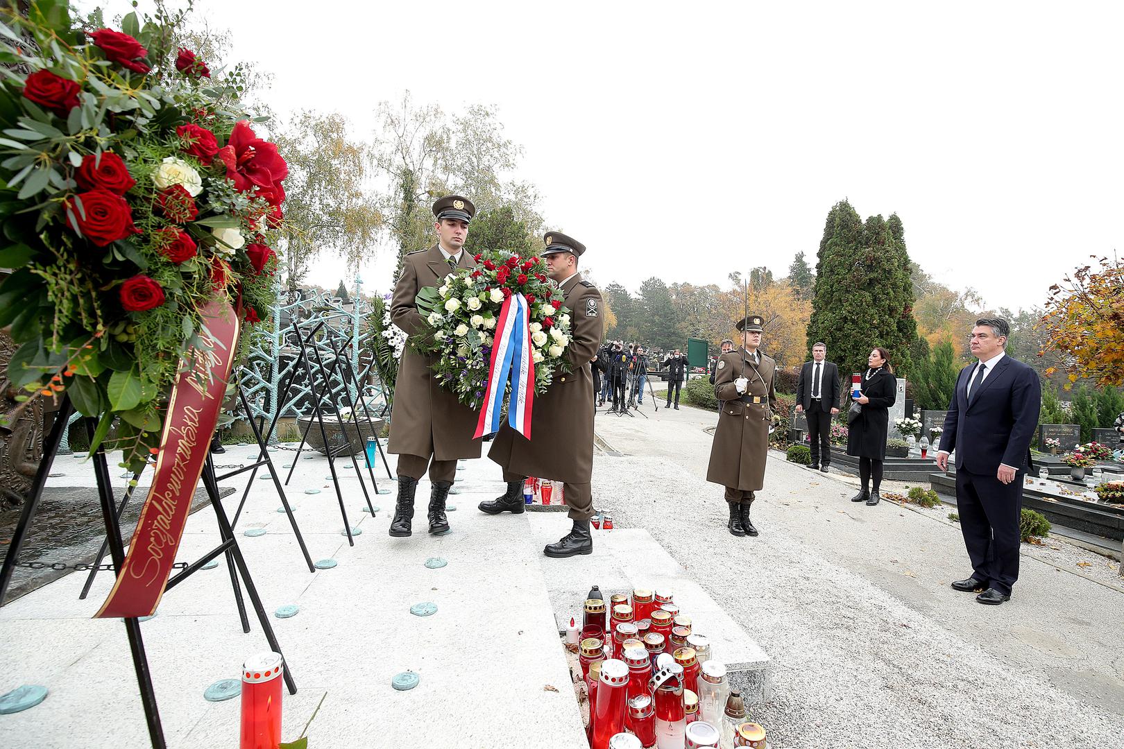 30.10.2020., Zagreb - Predsjednik Republike Zoran Milanovic polozio je vijenac i zapalio svijecu kod Sredisnjeg kriza u Aleji poginulih hrvatskih branitelja na gradskom groblju Mirogoj u Zagrebu povodom blagdana Svih svetih. Photo: Goran Stanzl/PIXSELL