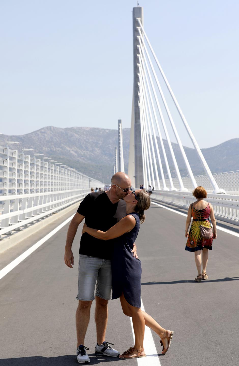 Prvi poljubac na Pelješkom mostu 
