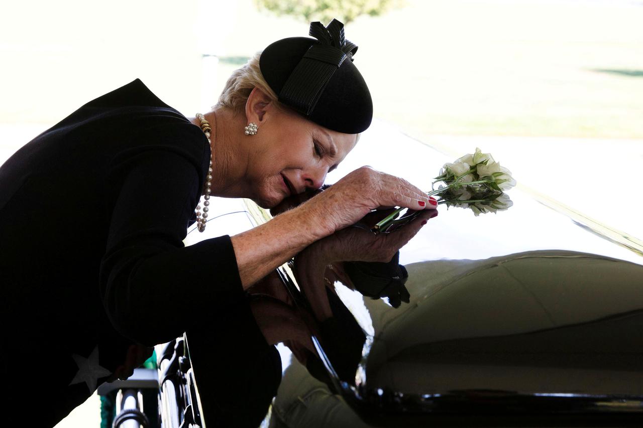 Pogreb Johna McCaina