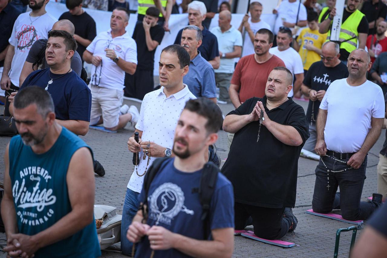 Zagreb: Molitelji se okupili na glavnom gradskom trgu