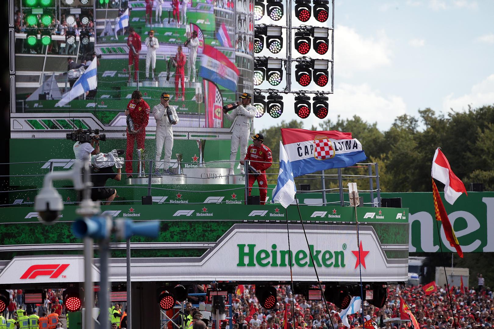 Društvo je slavilo ispred goleme zastave štovatelja formule 1 iz Čapljine, a postavljena je na toliko visoku savitljivu motku da ju je bilo nemoguće ne primijetiti tijekom prijenosa.