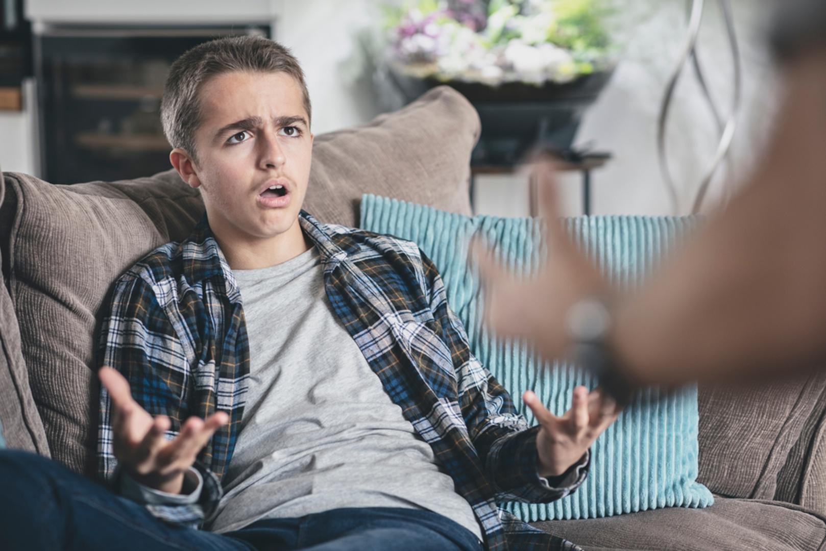 'Jesam li ja bankomat?' To je bio roditeljski odgovor na svaku molbu koja je počinjala s 'treba mi za školu', a završavala s 'i usput za sok i grickalice'. U toj rečenici je bilo i ekonomije i filozofije: novac ne raste na drvetu, a ti misliš da raste u novčaniku. Nakon nje si ili odustao ili krenuo s argumentima u raspravu u kojoj uglavnom nisi mogao pobijediti.