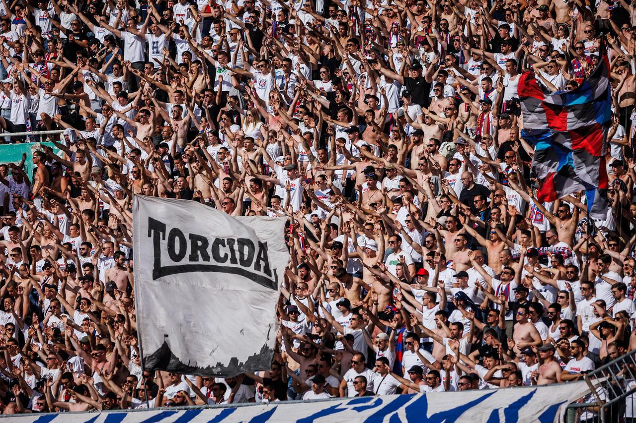 Split: Navijači na nogometnoj utakmici Hajduk i Dinamo na Poljudu