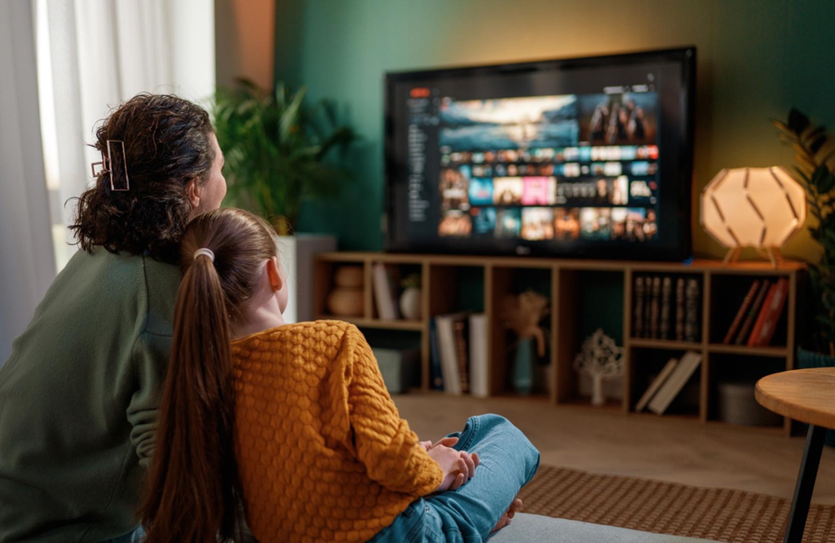 Izbjegavajte nepotrebne odlaske i aktivnosti na otvorenom: Kad pada obilna kiša, puše jak vjetar i postoji mogućnost susnježice ili snijega, nije svaki izlazak nužan. Ako nešto možete odgoditi za povoljniji dan, možda je pametnije ne izlagati se dodatnom riziku na mokrim i skliskim površinama. 