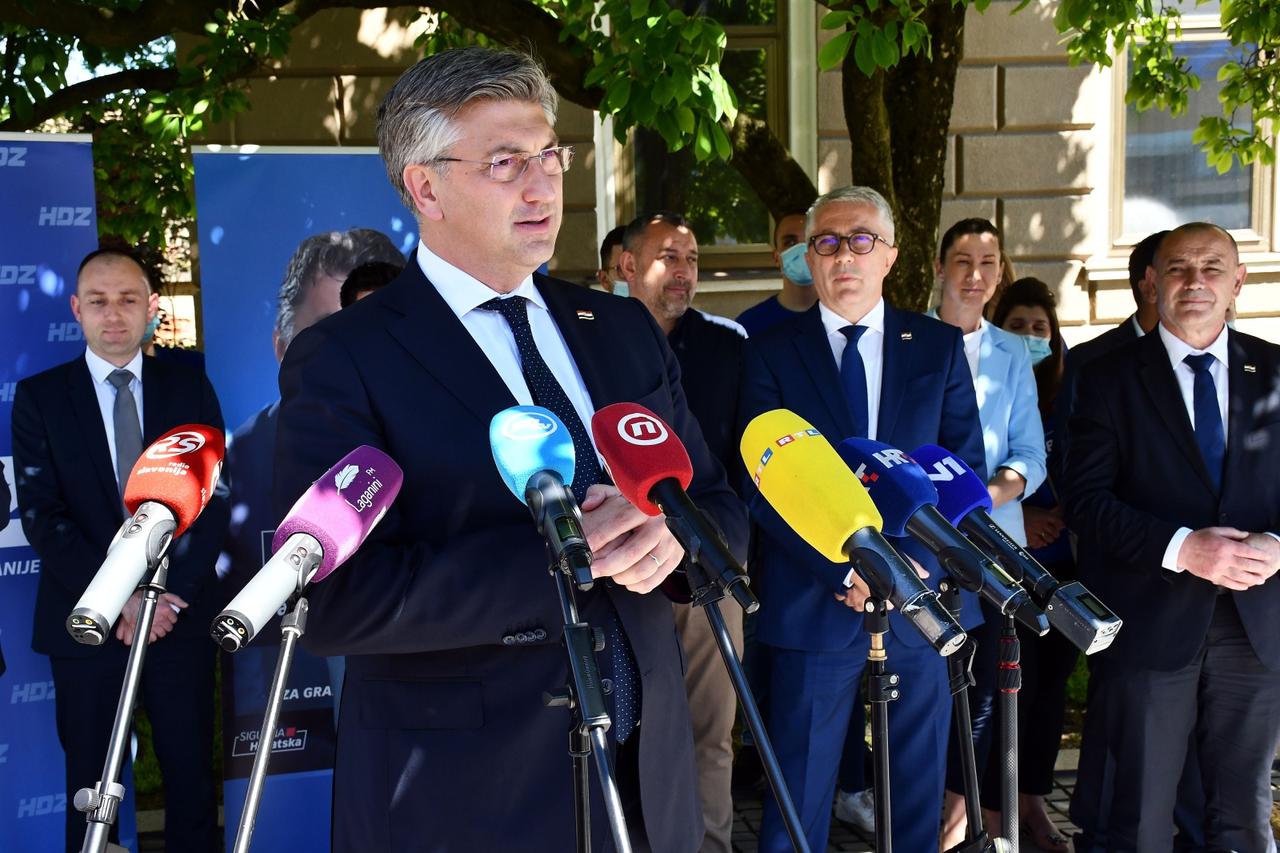 Slavonski Brod: Premijer s članovima Vlade dao podršku kandidatima za izbore