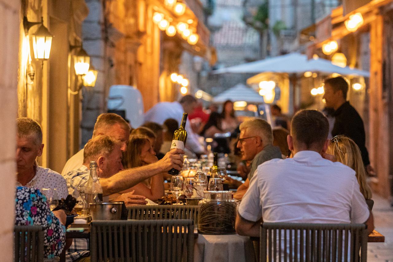 Dubrovnik: Puni restorani i kafići u gradu