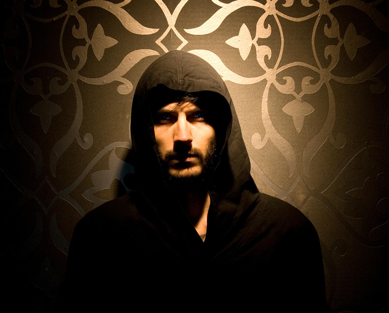 Škorpion: Najintenzivniji znak Zodijaka, Škorpion je magnet za misterije. Njegova duboka intuicija i oštar um čine ga prirodnim istraživačem skrivenih istina. Bilo da je riječ o psihologiji, okultnom ili nerazjašnjenim životnim pričama, Škorpion uvijek ide do kraja, ne bojeći se onoga što će otkriti.