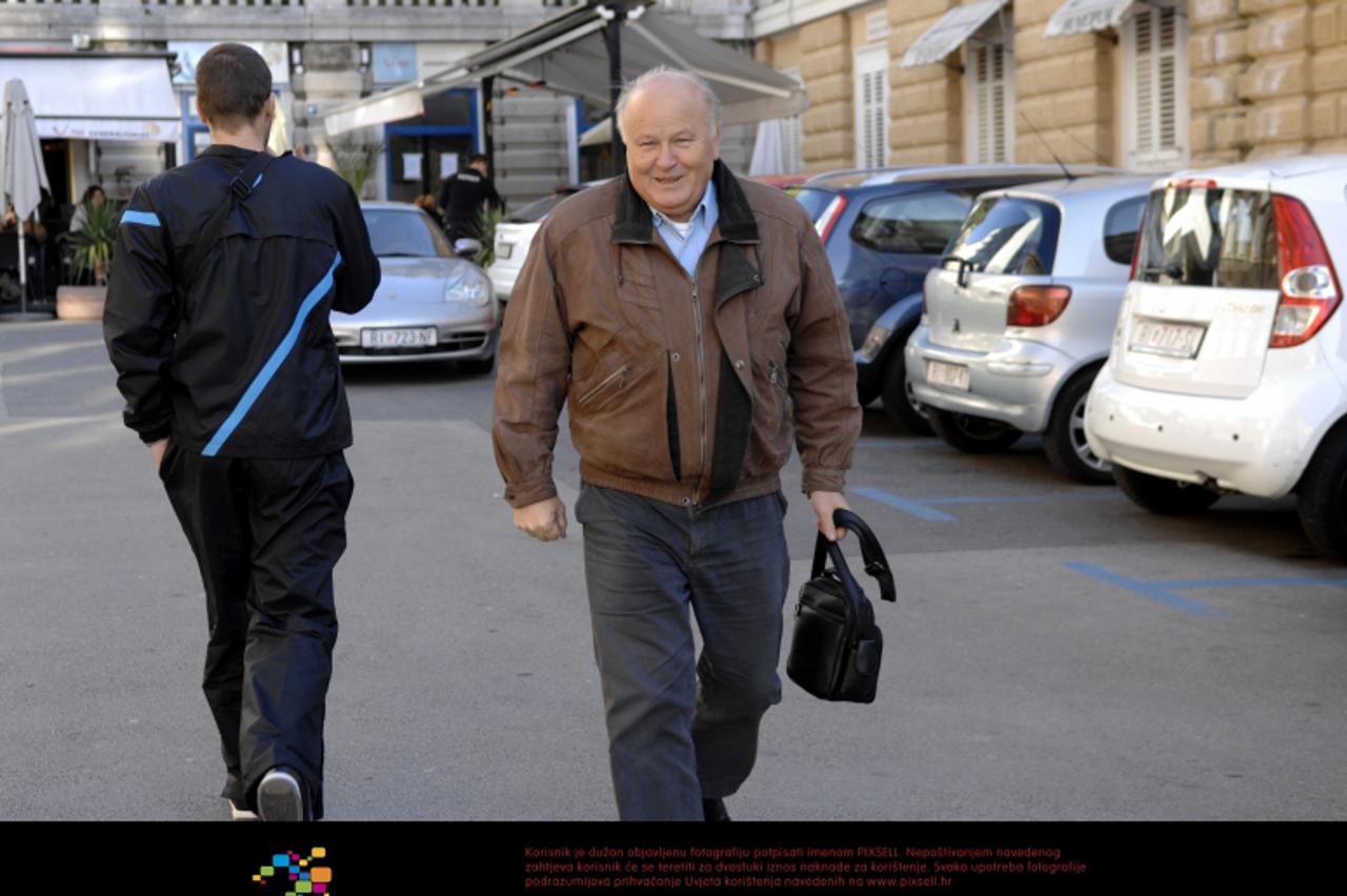 '14.01.2012., Rijeka - Slavko Linic ministar financija veselo sece gradom u subotnje jutro. Photo: Goran Kovacic/PIXSELL'