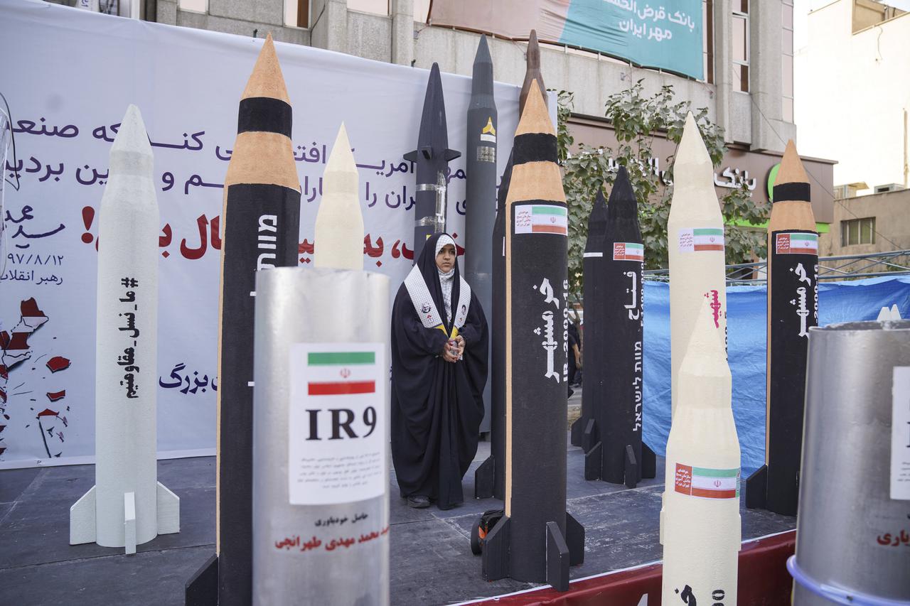 Iranci se okupljaju ispred bivše američke ambasade u Teheranu