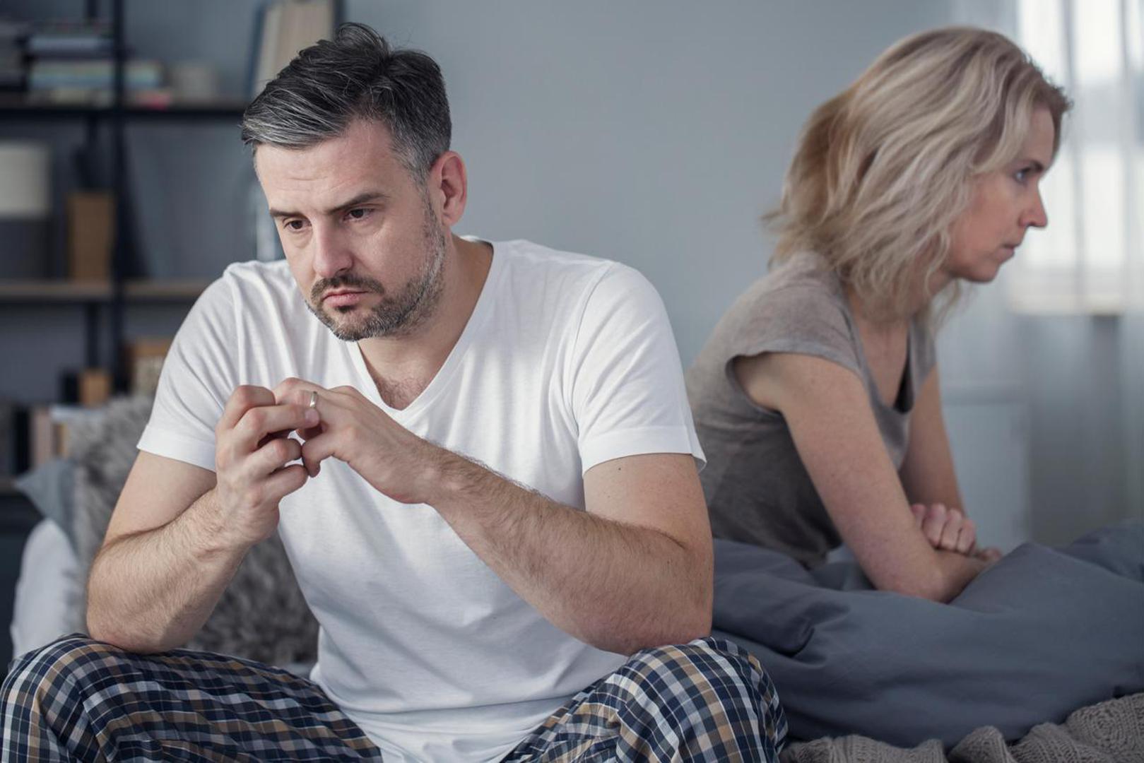 Ne puštanje prošlosti
Orbuch smatra da za zdrav odnos sa svojim partnerom, morate pustiti prošlost. Objasnila je da to uključuje prevladavanje ljubomore zbog partnerovih bivših veza, nešto iz djetinjstva zbog čega vam je teško nekome vjerovati, ili svađu koju ste imali sa suprugom prije šest mjeseci. Zapišite svoje misli i osjećaje u dnevnik, razgovarajte s prijateljem ili potražite pomoć stručnjaka. Ovo je također bilo na listi čestih žaljenja.