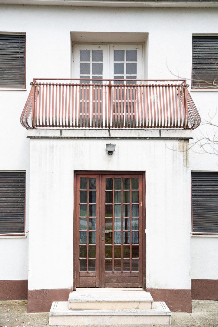 Imanje je površine 1655 m2.  Na kuću i gospodarsku zgradu otpada 170 m2, dok dvorište zauzima 500 m2, a ostatak zemljišta koristi se kao oranica.