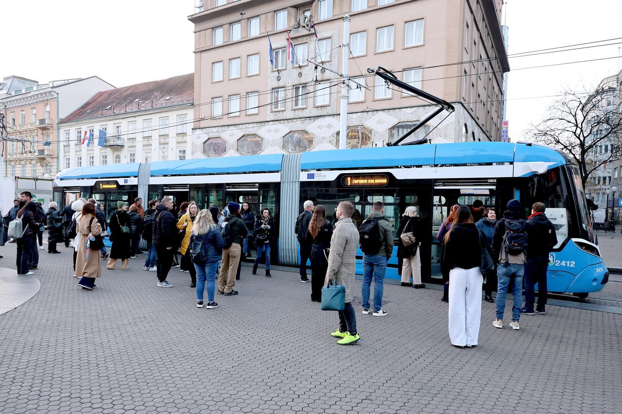 Zagreb: Kvar novog tramvaja na Trgu bana Jelačića