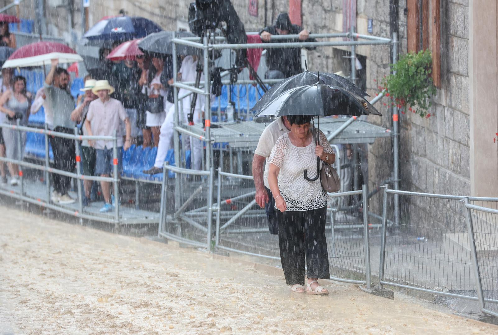 Alkarska staza je natopljena, a HRT, koji izravno prenosi to viteško natjecanje, imao je problema s prijenosom.