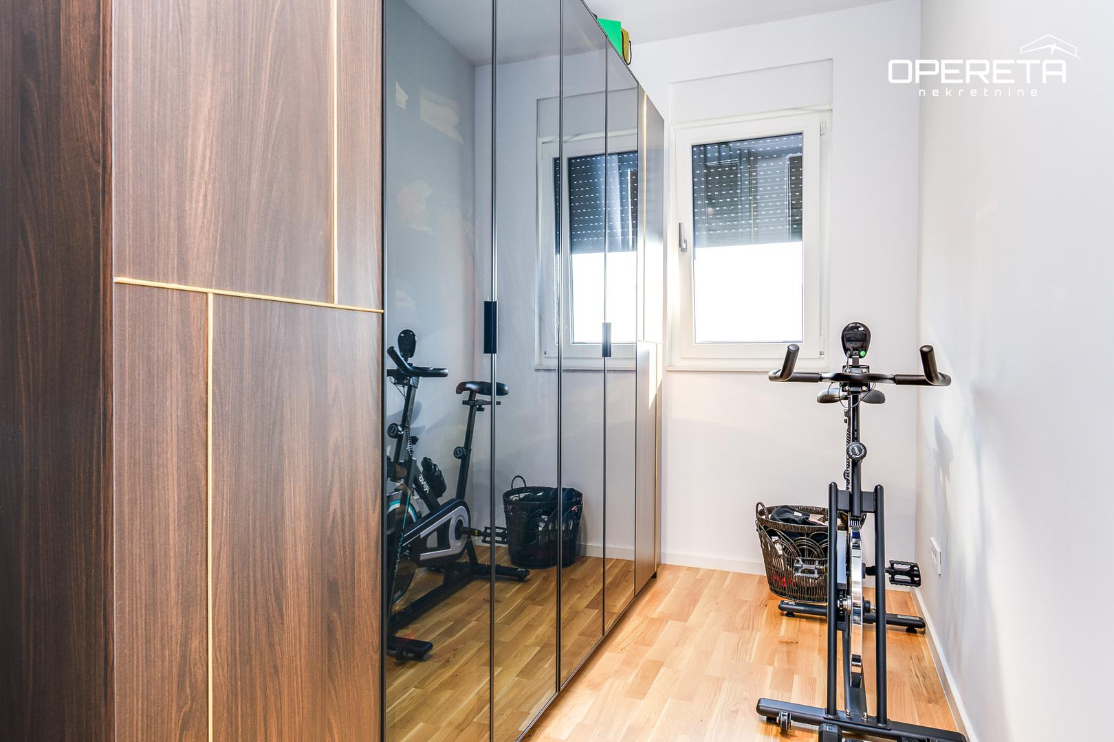 Stan se prodaje potpuno namješten, što omogućuje useljenje bez dodatnih ulaganja. 