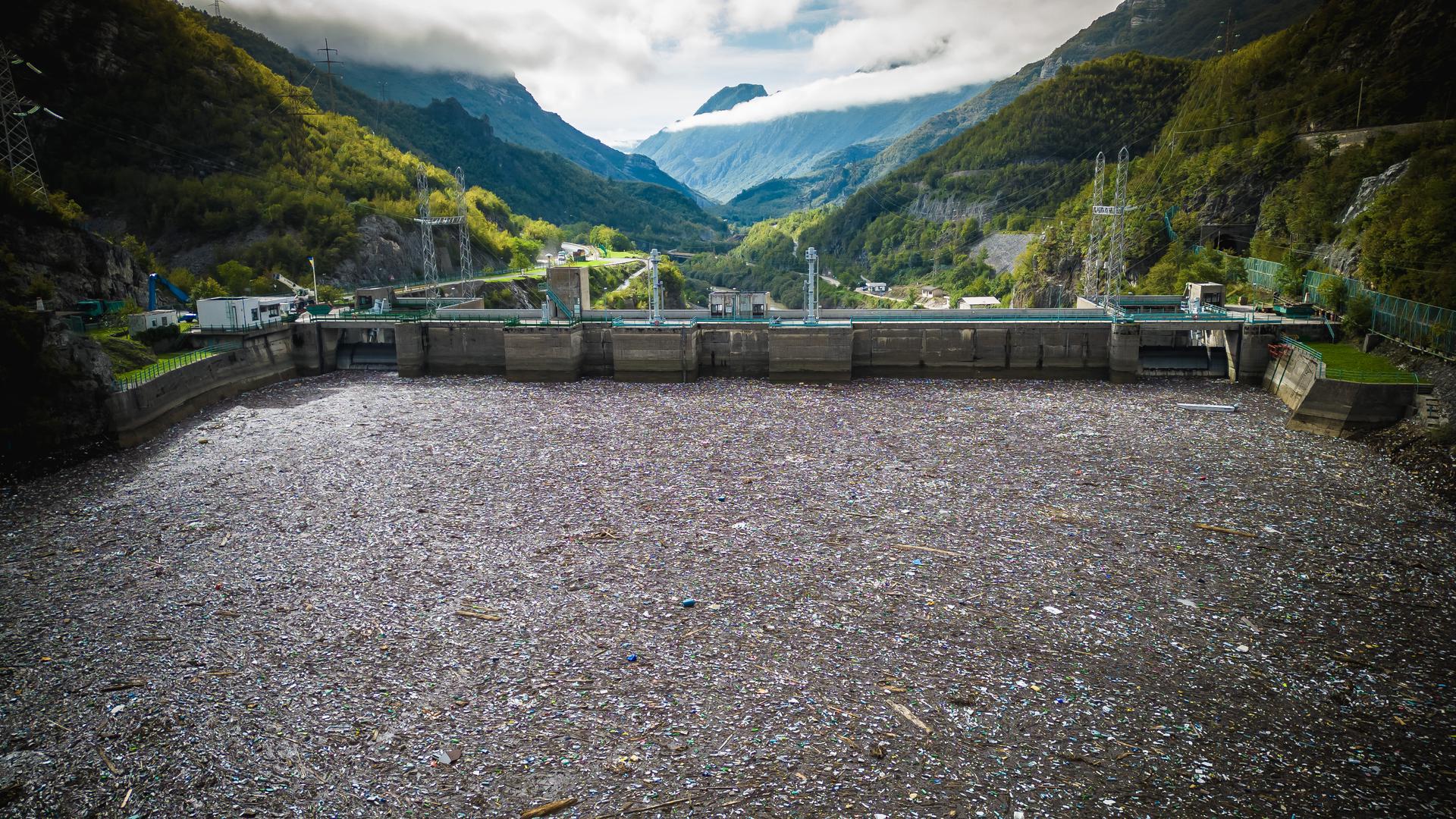 Uz ovu novu krizu, Neretvu već godinama zagađuju deponije Uborak kod Mostara i deponija u Čapljini, koje tijekom poplava ispuštaju smeće u rijeku, čime se zagađuje cijeli tok od Metkovića do Ploča i dalje u Jadransko more. 
