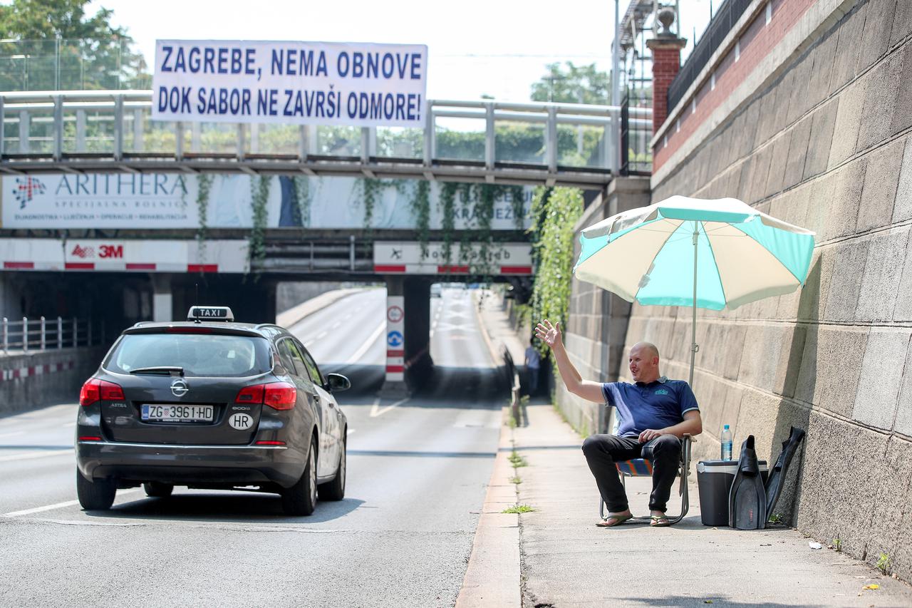 Zagreb: Renato Petek performansom pozdravio zastupnike koji odlaze na godišnje odmore