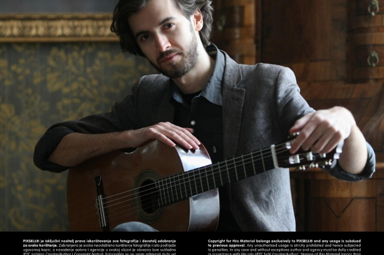 '04.11.2011., Zagreb - Gitarist Petrit Ceku uoci koncerta u Salonu Gvozdanovic. Photo: Marko Prpic/PIXSELL'