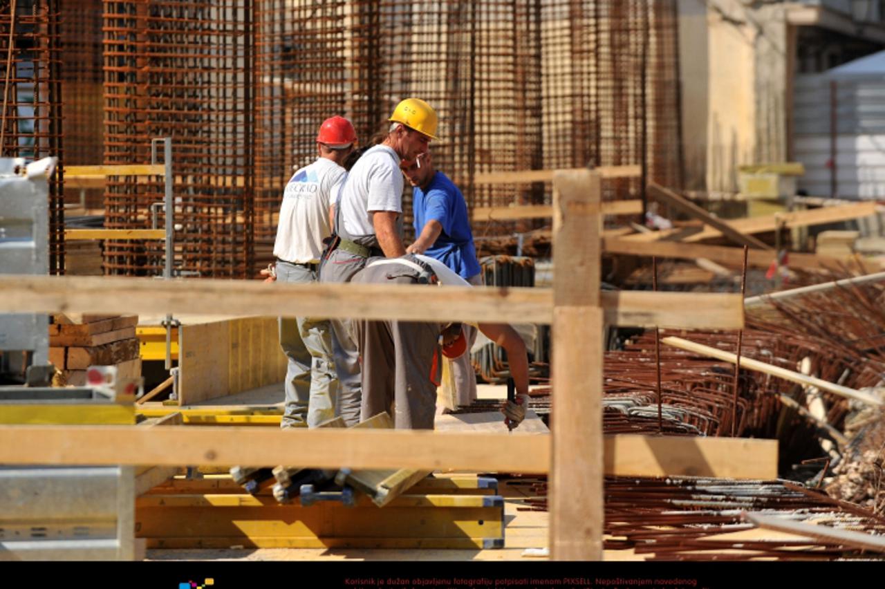 '28.09.2011., Zagreb - Gradiliste Ban centra u Cesarcevoj ulici. Otkako je Stipic Constructe usao kao partner uz IGH i Zagrebacku banku radovi su nakon godinu i pol nastavljeni.  Photo: Marko Lukunic/