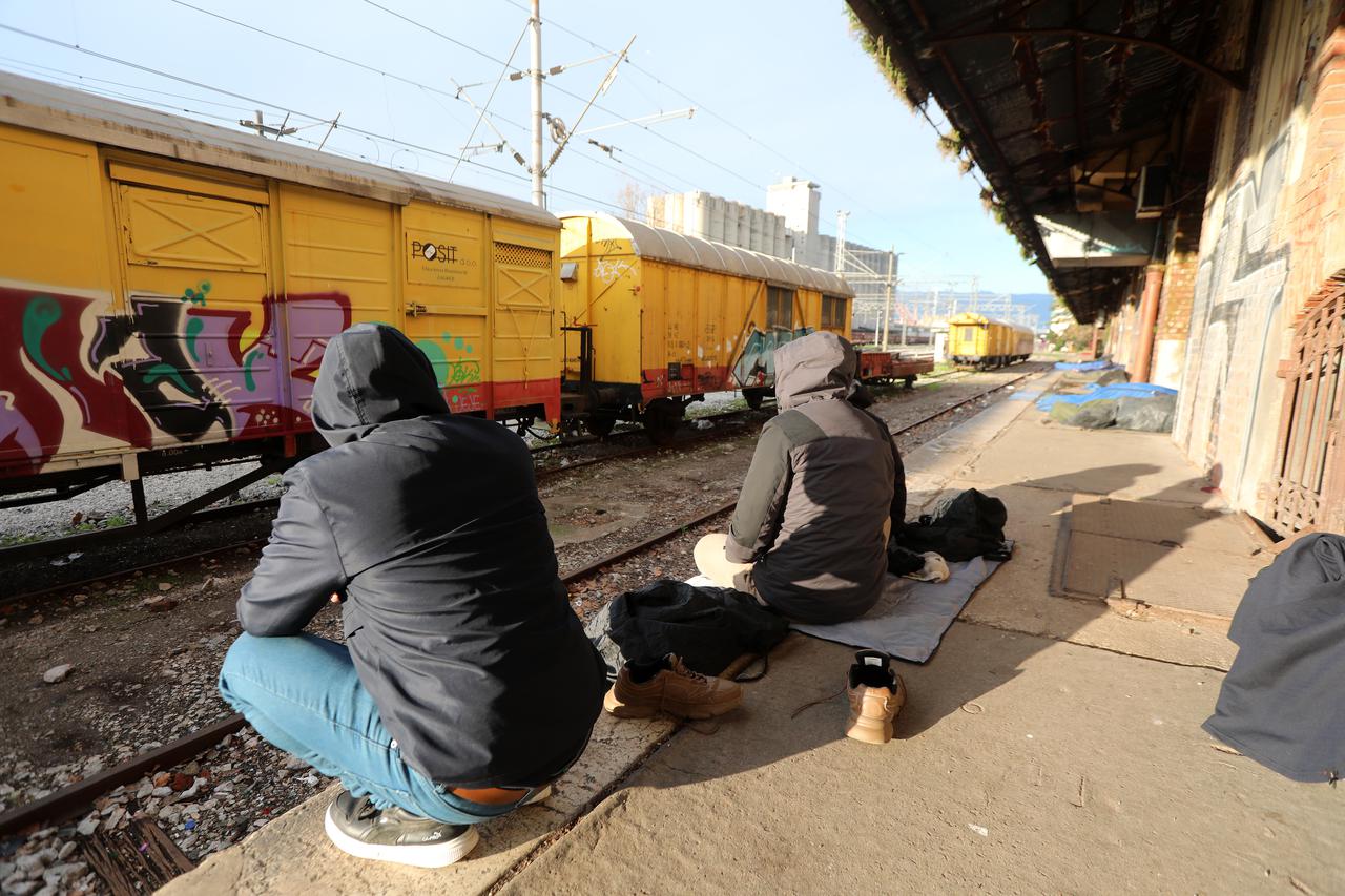 Željeznički kolodvor u Rijeci i dalje pun migranata