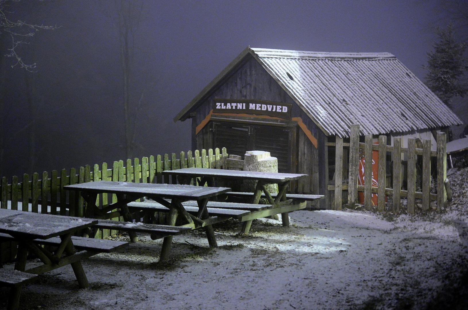 Kao što je i najavljeno, prve pahulje snijega spustile su se noćas u Zagreb, točnije na Sljeme. 