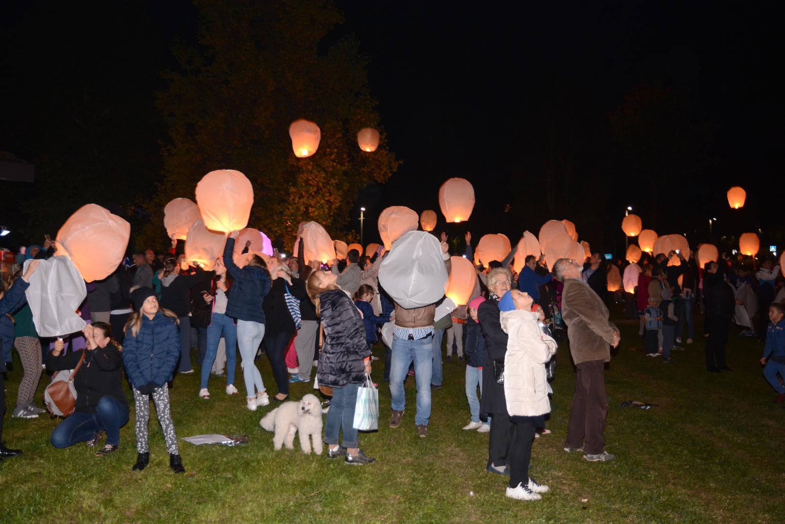Nakon dodjele nagrada u zrak je pušteno 246 svjetlećih lanterni u spomen na poginule hrvatske branitelje grada Siska i Sisačko-moslavačke županije. 