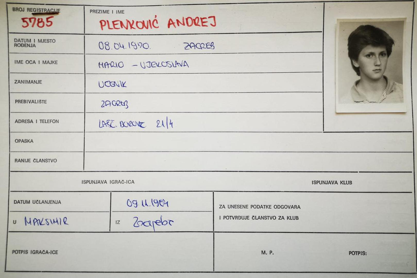 Premijer je veliki zaljubljenik u košarku, a prvu registraciju iz vremena kada je imao 14 godina i kada se registrirao za Košarkaški klub Maksimir. "Sad ste me oraspoložili. Pa od koga ste ovo dobili?", rekao je svojedobno Plenković kada smo mu pokazali taj dokument.