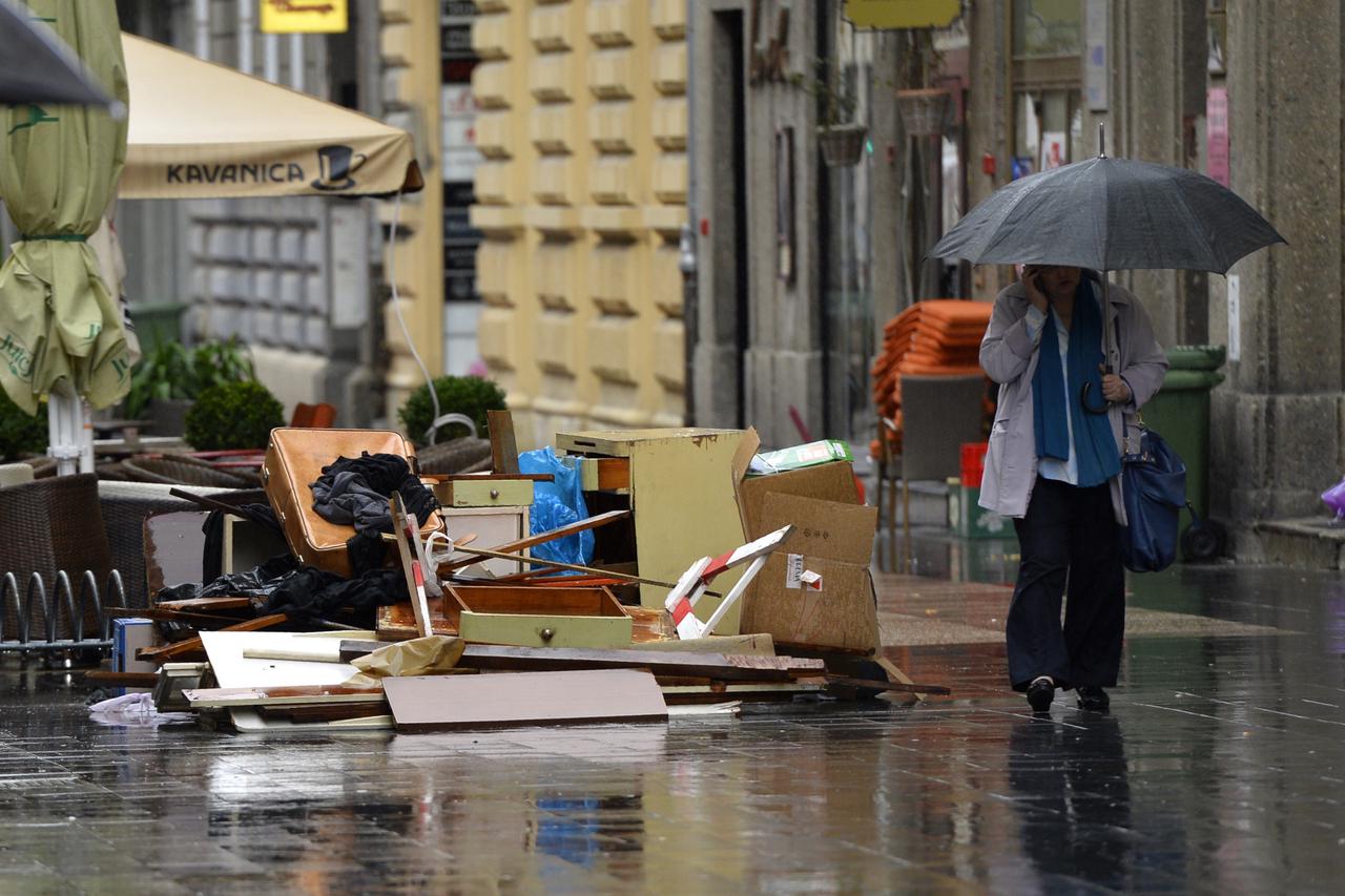 19.10.2015., Zagreb - Glomazni otpad u Varsavskoj ulici.   Photo: Marko Lukunic/PIXSELL