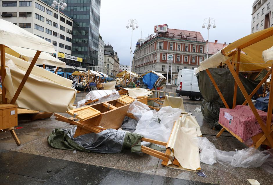 Olujni vjetar koji puse od jucer napravio brojnu stetu u gradu. Prevrnuti standovi na Trgu bana Jelacica.