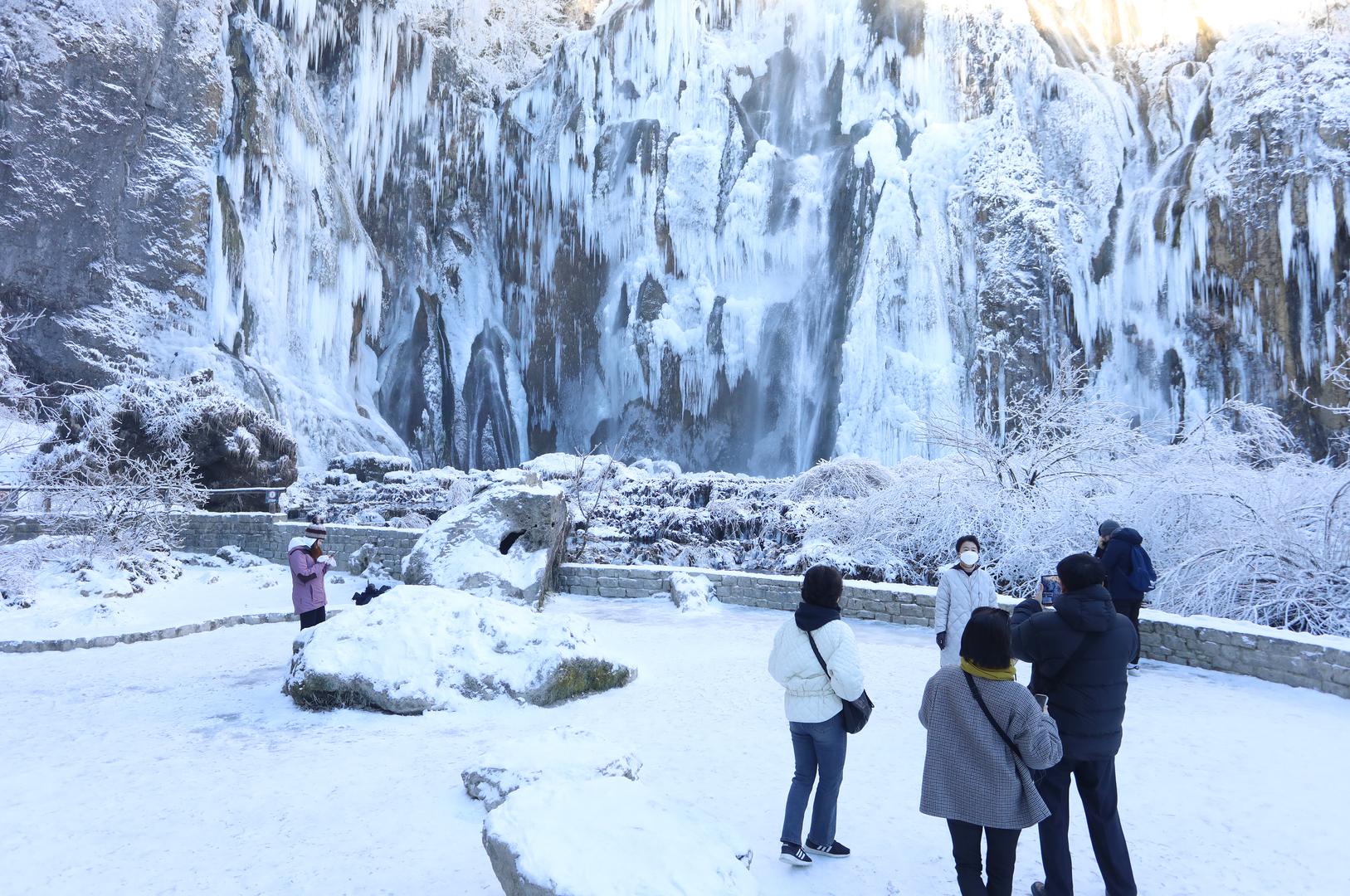 13.01.2024., Plitvicka jezera - Snijeg i debeli minusi zaledili su slapove na Plitvickim jezerima koji mame uzdahe brojnih posjetitelja. Photo: Kristina Stedul Fabac/PIXSELL