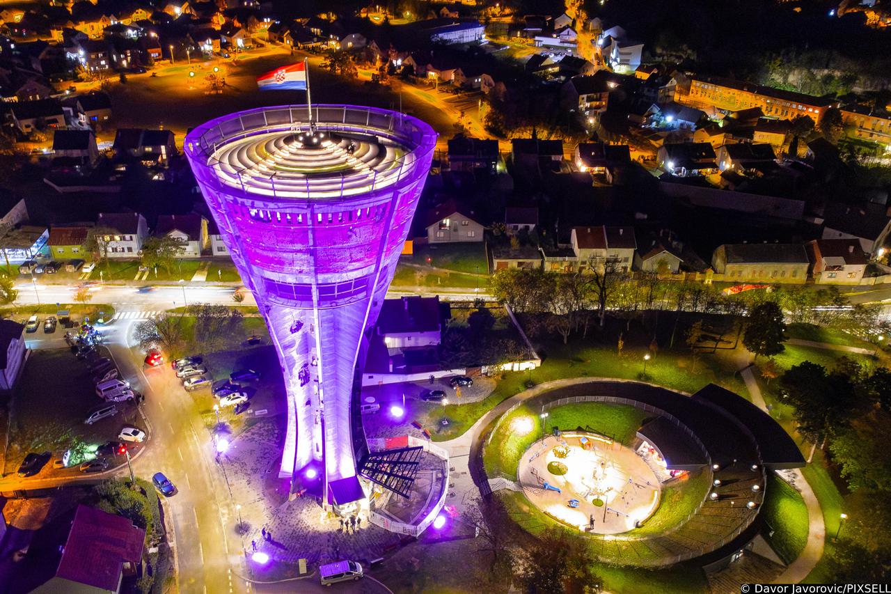 Vukovarski vodotoranj danas je zasjao ljubičastom bojom povodom Svjetskog dana prijevremeno rođene djece