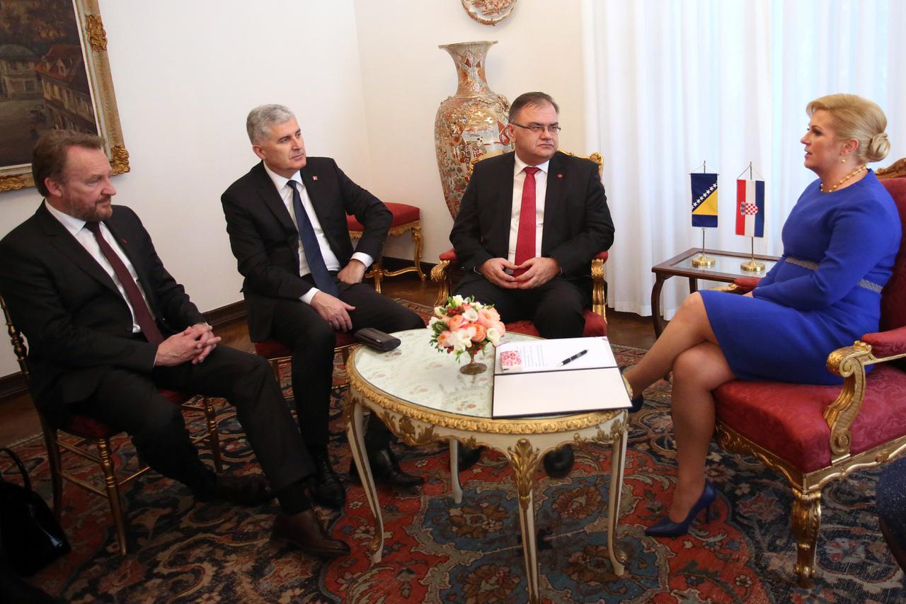 15.02.2015., Zagreb - Hrvatska predsjednica Kolinda Grabar Kitarovic i Predsjednistvo BIH tijekom bilateralnog sastanka u palaci Dverce, nakon ceremonije inauguracije koja je odrzana na Trgu sv. Marka u Zagrebu. Bakir Izetbegovic, Dragan Covic i Mladen Iv