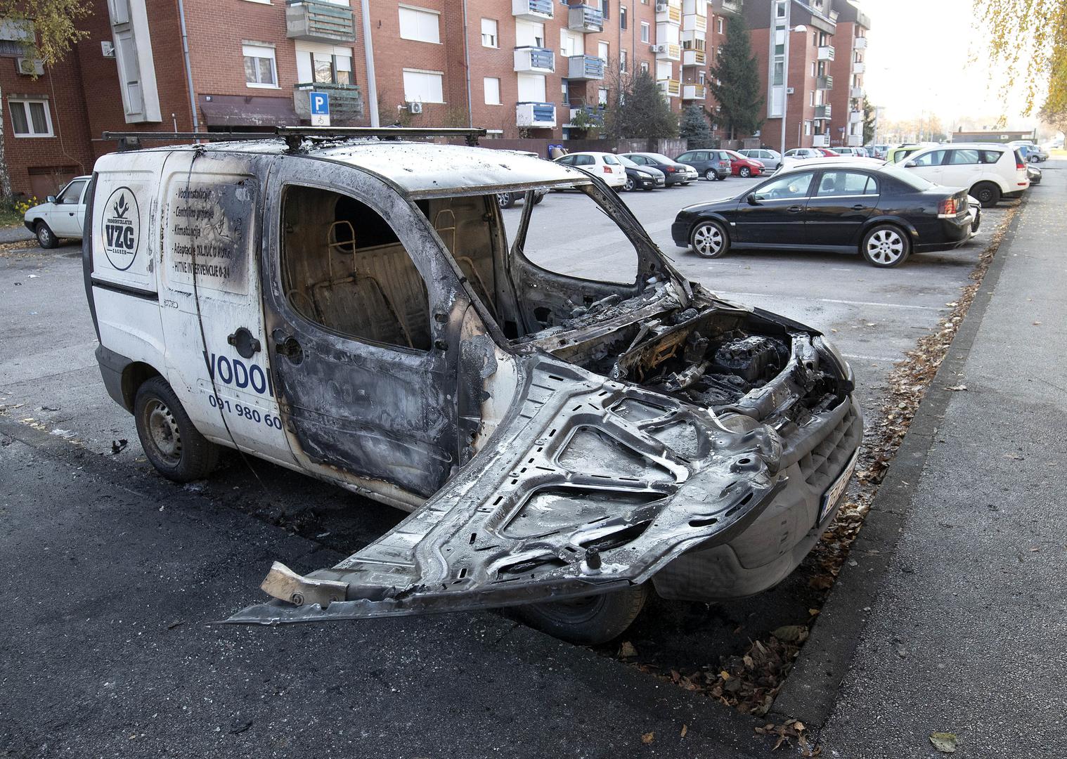 Uslijed požara oštećen je i osobni automobil marke Mitsubishi Lancer.
