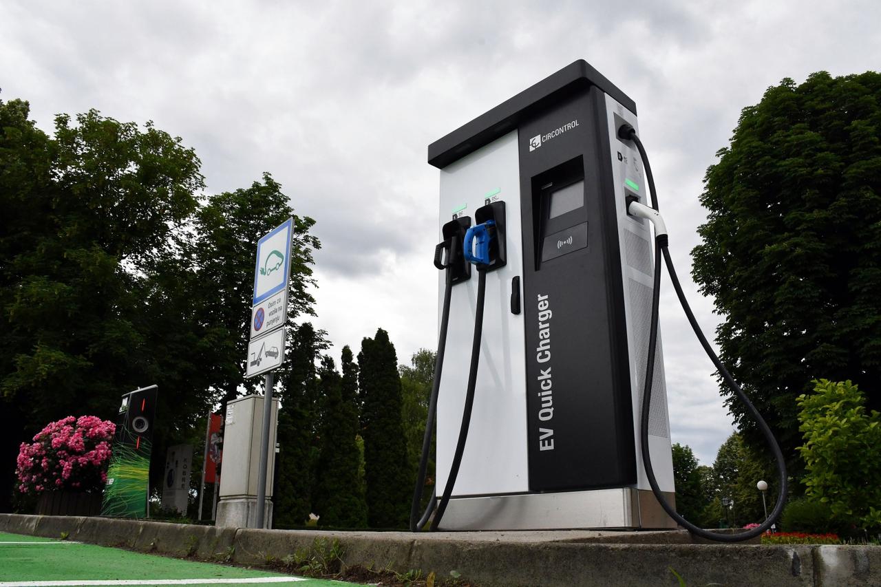 Slavonski Brod: Puštena u pogon nova Quick Charge punionica za električna vozila