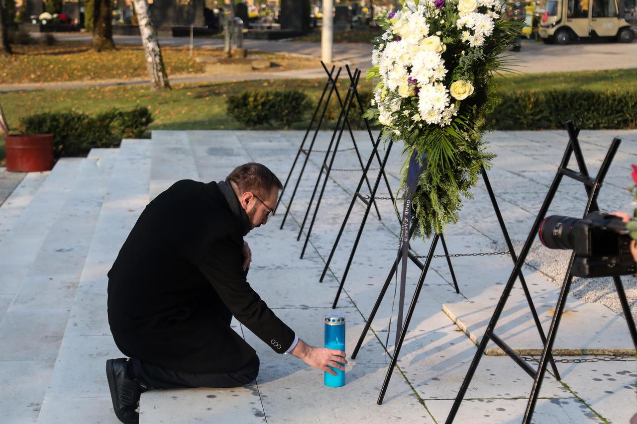 Zagrebački gradonačelnik Tomašević i izaslanstvo Grada Zagreba položilo je vijence i zapalilo svijeće na Mirogoju