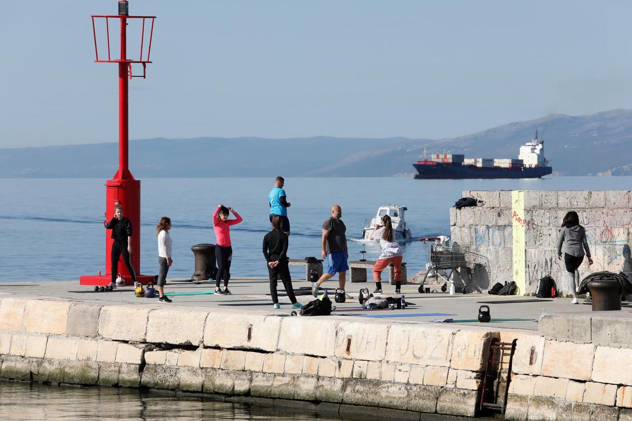 Rijeka: Grupa građana vježba uz more pod vodstvom trenerice