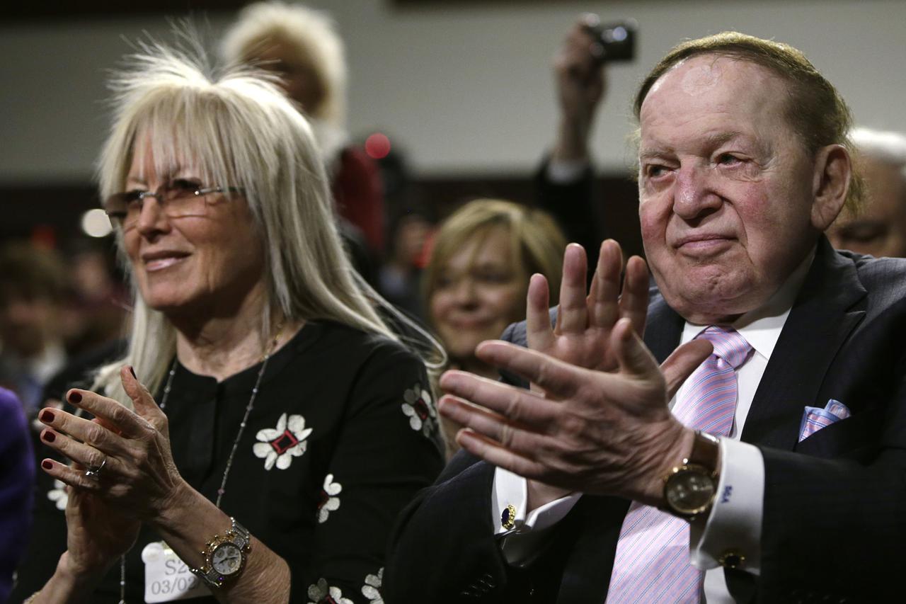 Sheldon (R) and Miriam Adelson (L) applaud Nobel Peace Laureate Elie Wiesel (not pictured) at a roundtable discussion on 