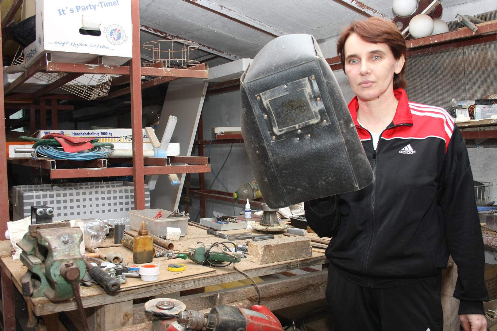 Nelica Dumančić iz Donjeg Miholjca -  žena varioc, radi posao koji se smatra isključivo muškim. 