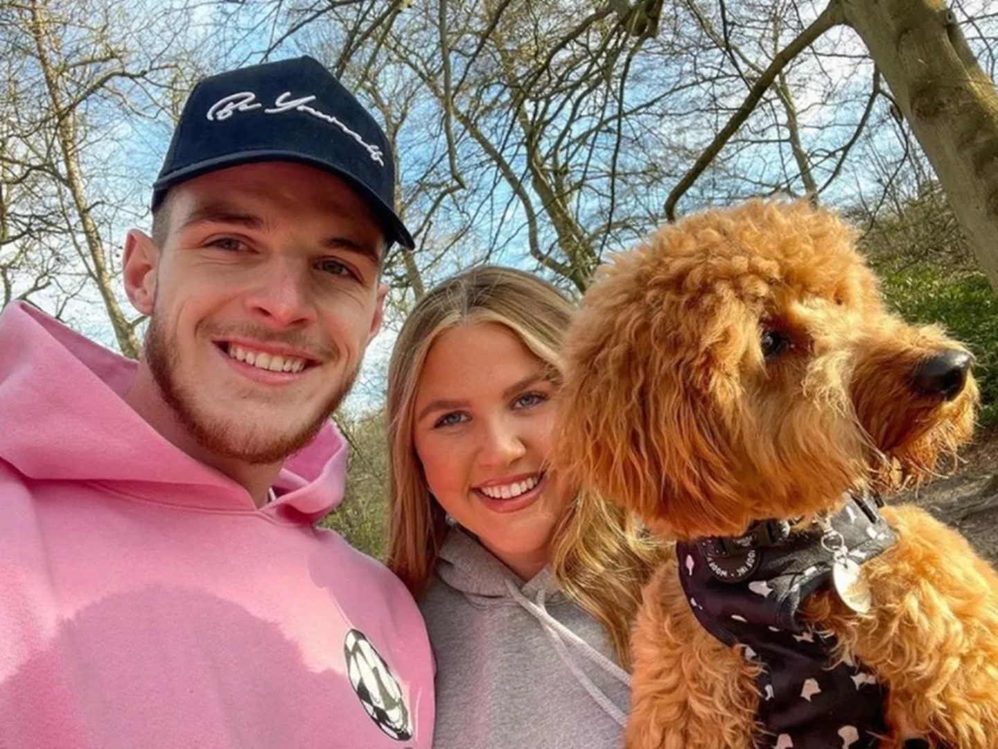 Lauren Fryer, dugogodišnja partnerica engleskog nogometnog reprezentativca i zvijezde Arsenala, Declana Ricea, našla se u središtu medijske pažnje ne zbog glamura koji često prati život partnerica nogometaša, već zbog vala okrutnog online zlostavljanja usmjerenog na njezin fizički izgled.