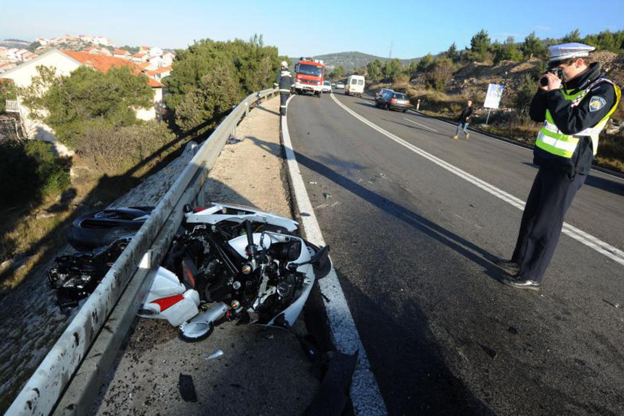 motociklist sletio s ceste (1)