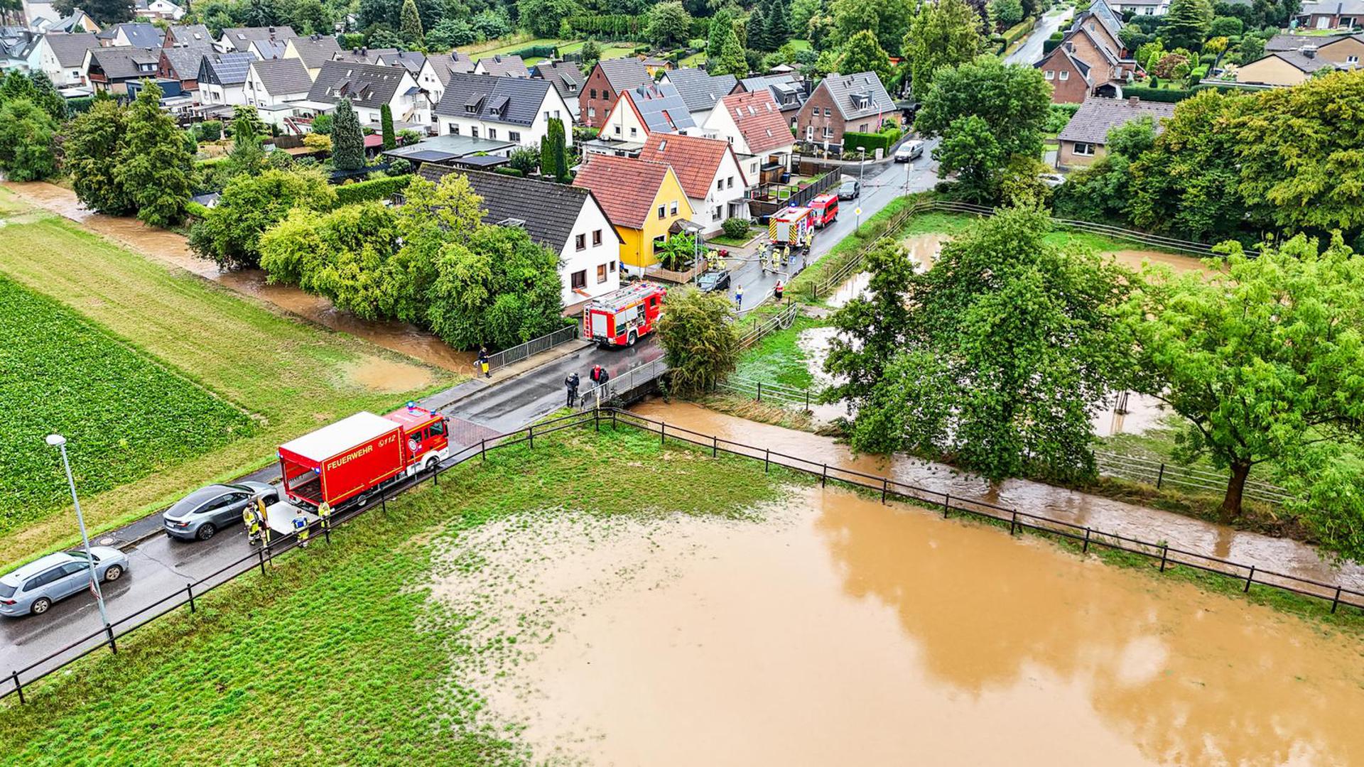 09 September 2025, North Rhine-Westphalia, Bedburg: Firefighters are deployed at a stream that has burst its banks. (Aerial view with a drone) Photo: Roland Heitink/Persbureau Heitink/dpa Photo: Roland Heitink/DPA