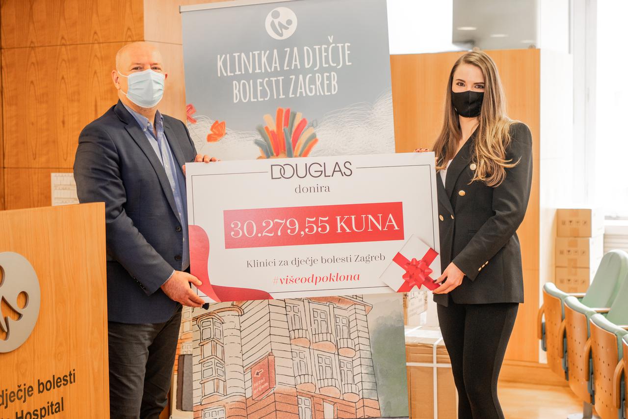 Posebne čestitke Douglas parfumerija oduševile kupce!