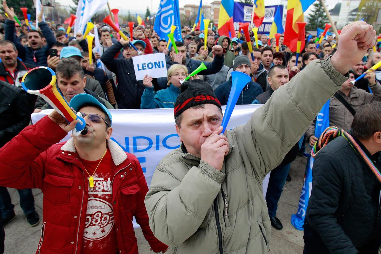 ROMANIA-MIOVENI-FACTORY WORKERS-PROTEST