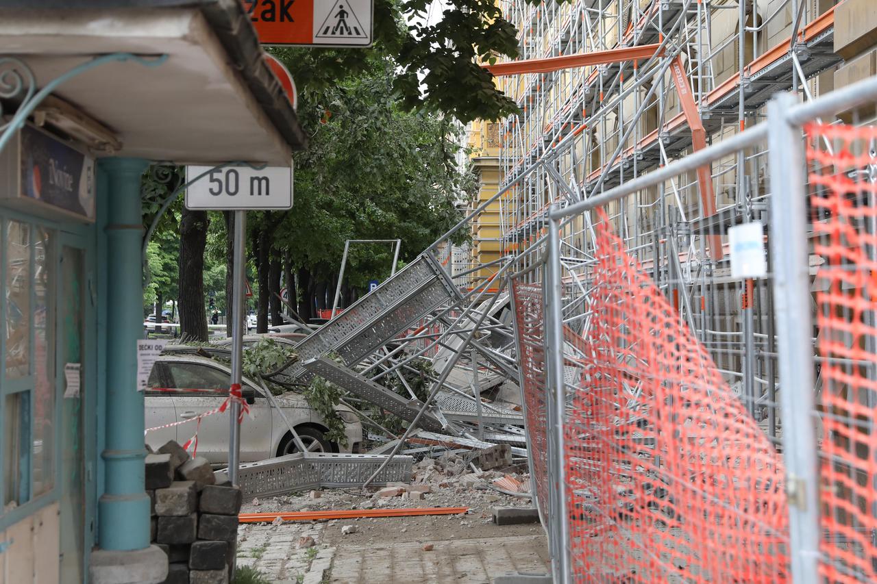 Zagreb: Skela i dio zgrade urušili se na automobile u Klaićevoj ulici